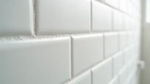 Wykończenie płytek przy ścianie